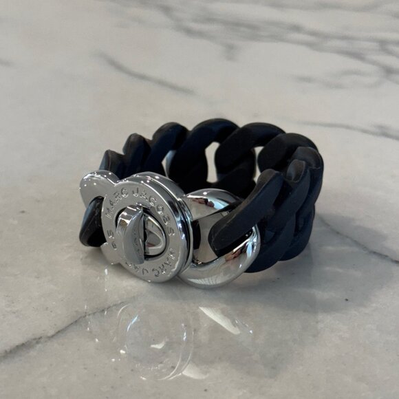 Marc By Marc Jacobs Turnlock Katie Stretch Bracelet Black Rubber Silver Logo OS - Picture 2 of 8